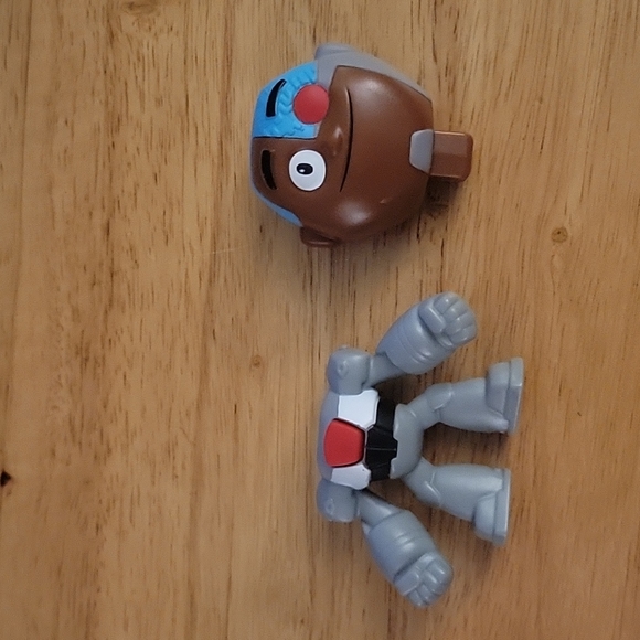 Cyborg Teen Titans Go! McDonald's toy - Picture 3 of 8